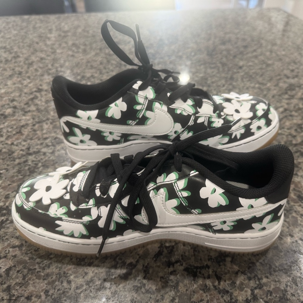 Nike Kids Black Floral Low-Top Sneakers with White Swoosh! Gently used